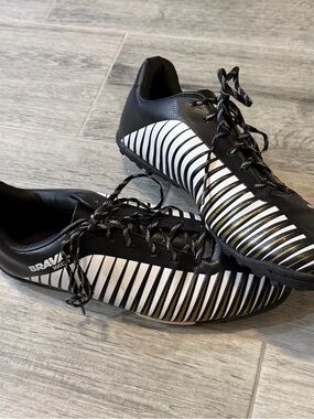 Brava Soccer Cleats Men's 9
Black White Stripe Laced